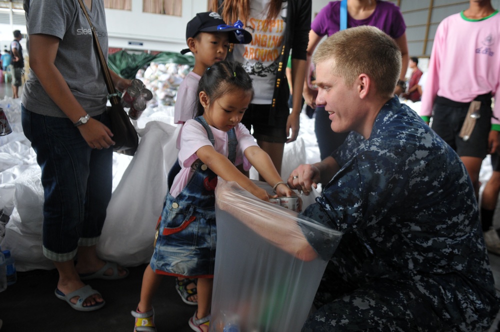 USS Mustin provides post-flood relief in Thailand