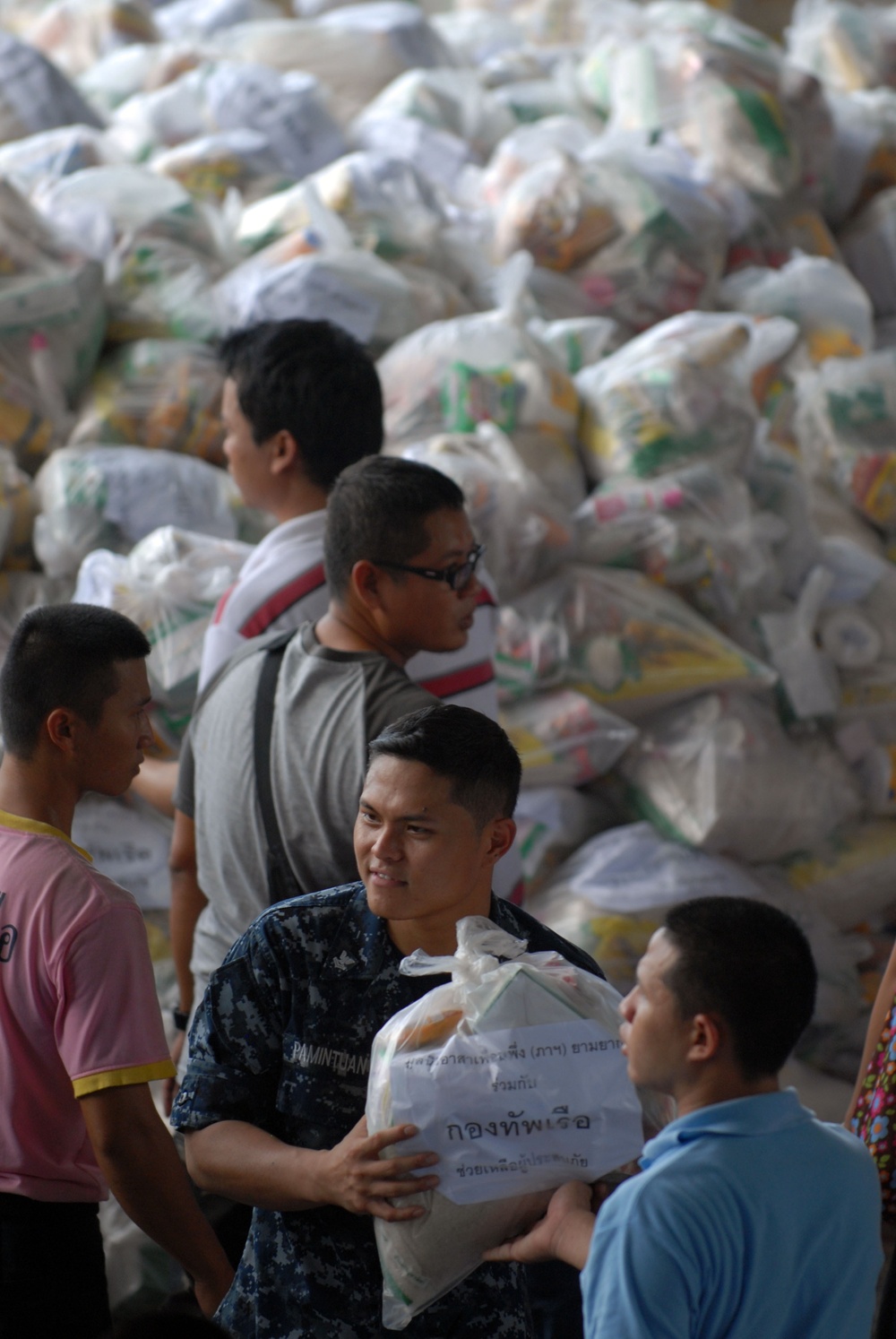 USS Mustin provides post-flood relief in Thailand