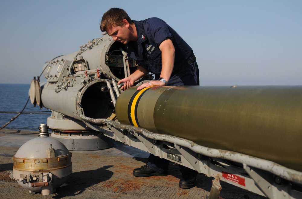 USS Mitscher sonar technicians perform maintenance