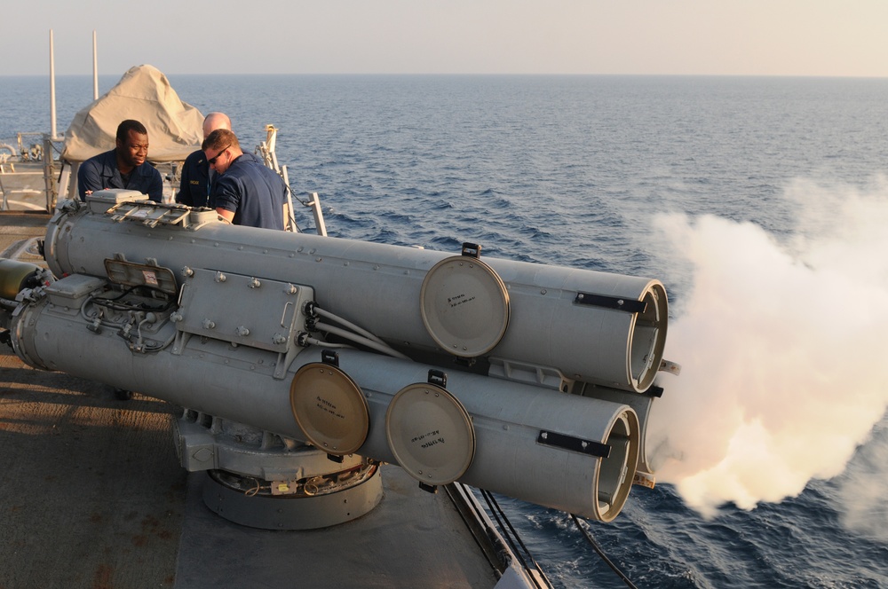 USS Mitscher sonar technicians perform maintenance