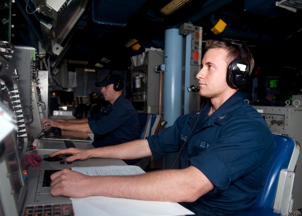 USS Arleigh Burke takes on supplies