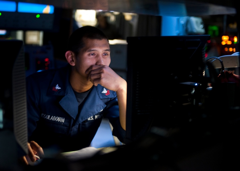 USS Arleigh Burke takes on supplies