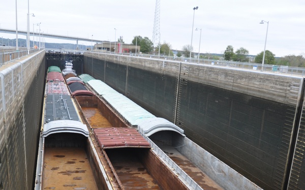Tennessee River locking operations keep America's economy in ship shape