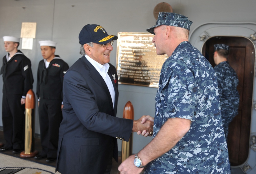 US Secretary of Defense visits USS Blue Ridge