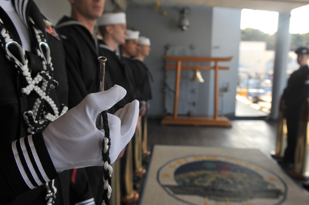 US Secretary of Defense visits USS Blue Ridge