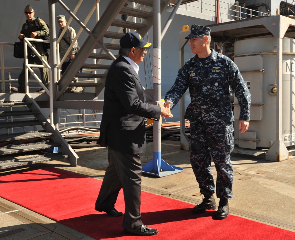 US Secretary of Defense visits USS Blue Ridge