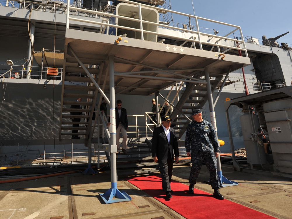 US Secretary of Defense visits USS Blue Ridge