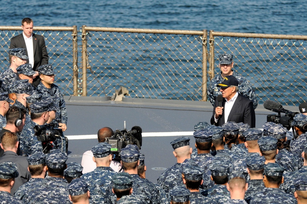 US Secretary of Defense visits USS Blue Ridge