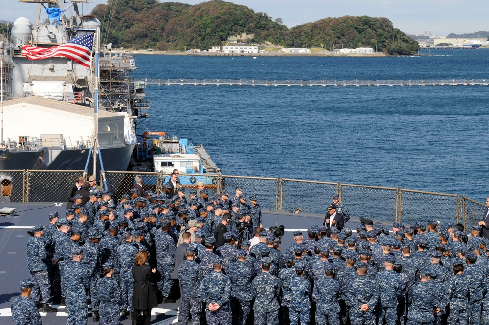 US Secretary of Defense visits USS Blue Ridge