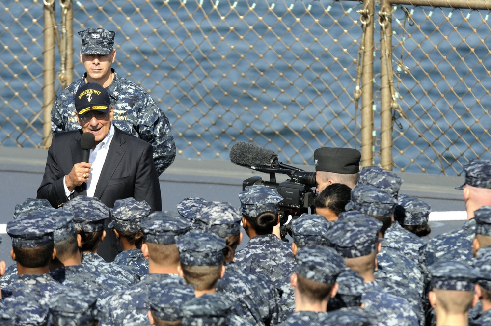 US Secretary of Defense visits USS Blue Ridge