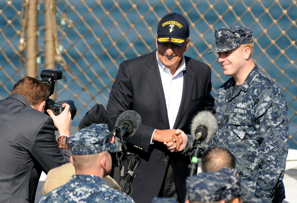 US Secretary of Defense visits USS Blue Ridge