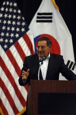 Panetta thanks troops during Korea visit
