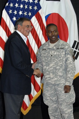 Panetta thanks troops during Korea visit