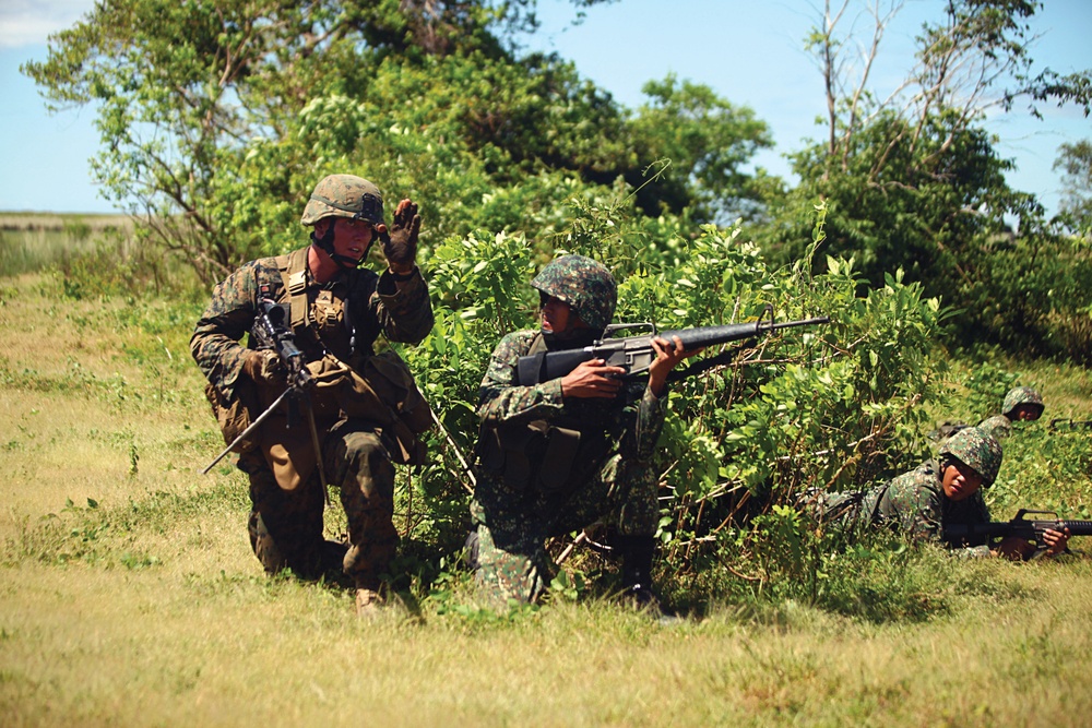 Philippine, US Marines storm beachhead