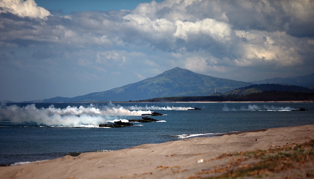 Philippine, US Marines storm beachhead