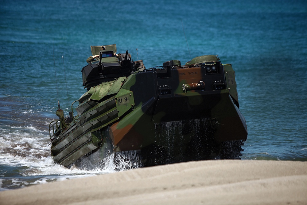 Philippine, US Marines storm beachhead