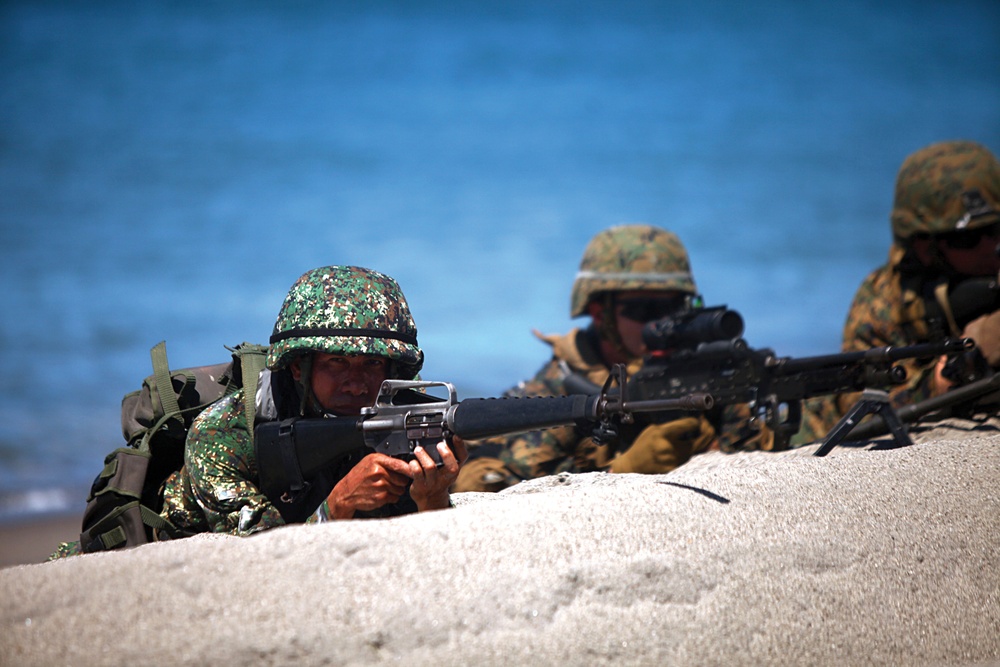 Philippine, US Marines storm beachhead