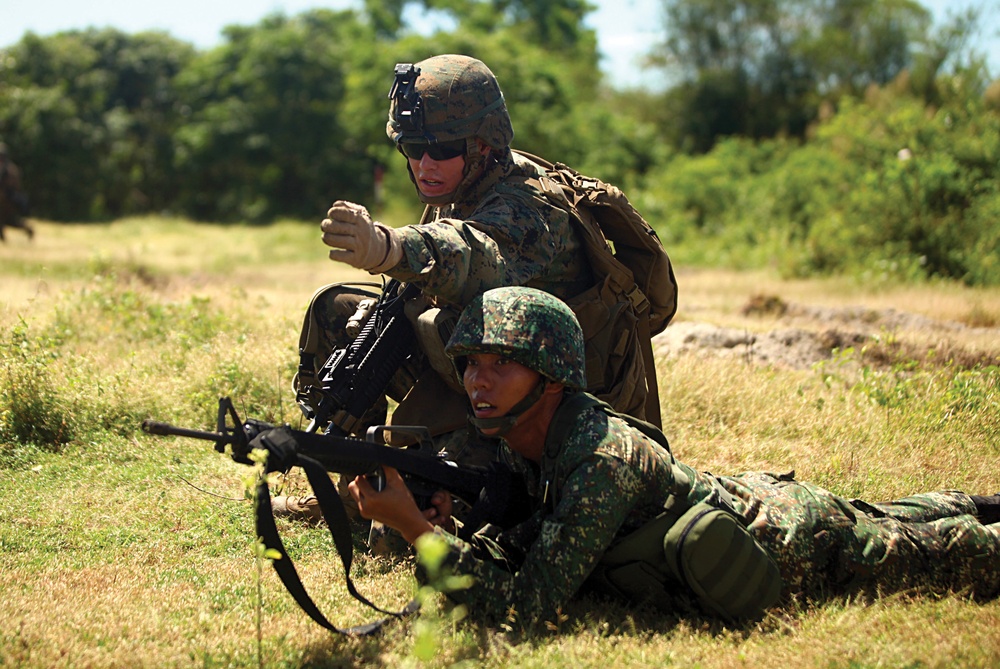 Philippine, US Marines storm beachhead