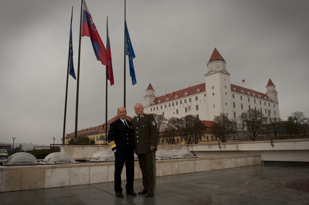 SACEUR visits Bratislava