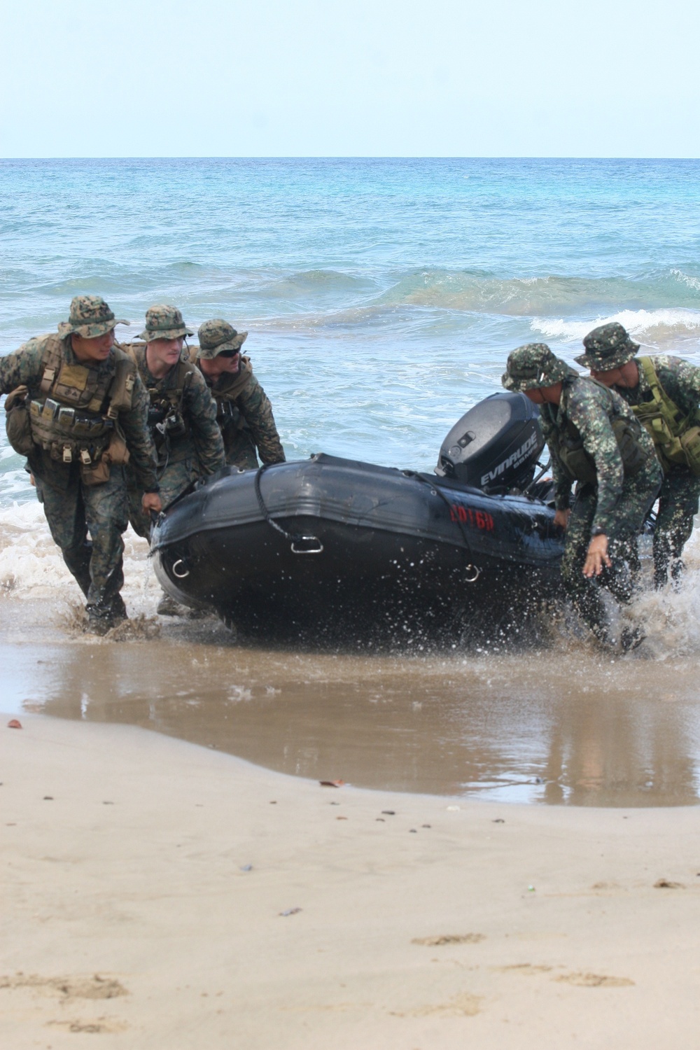 US, Philippine Marines storm beach