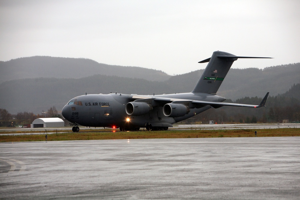 A C-17 Globemaster III taxis to pick up supplies for earthquake victims in eastern Turkey