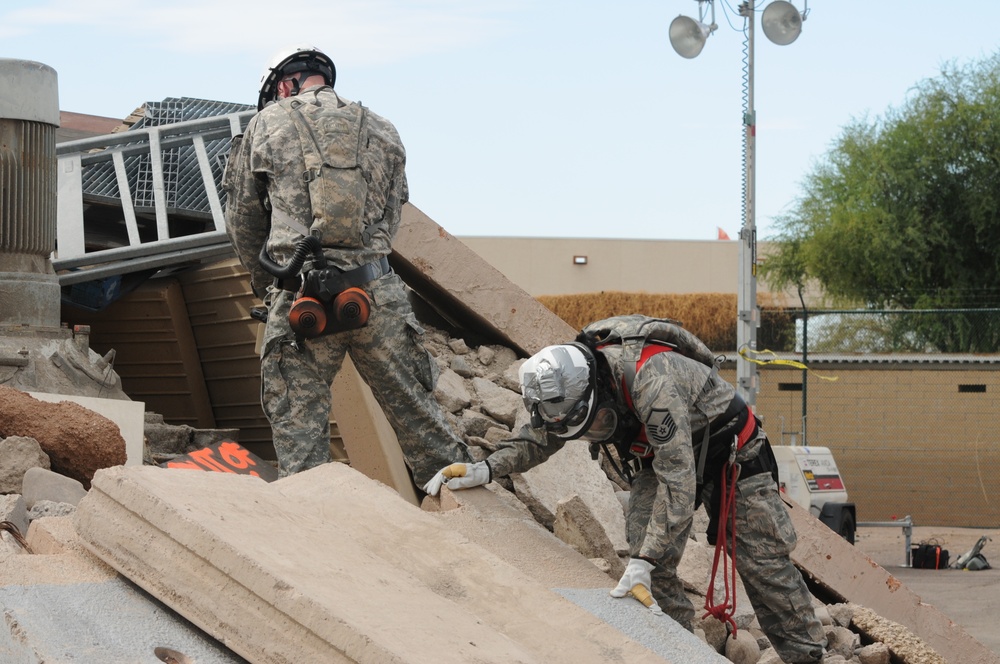 California National Guard’s Homeland Response Force trains in the desert during the 2011 Arizona Statewide Vigilant Guard Exercise