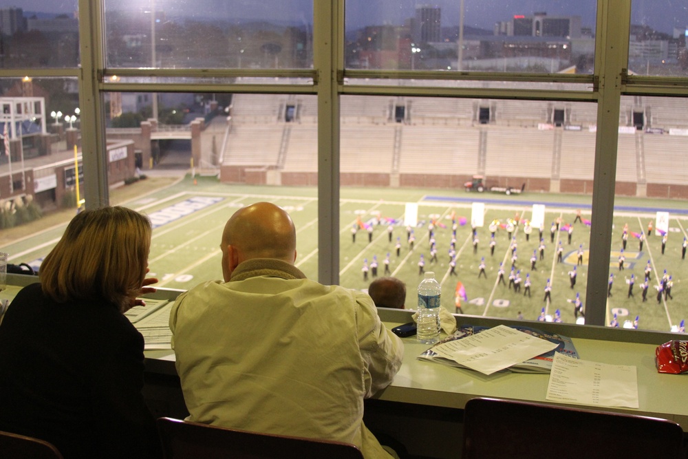 Marines Present Esprit de Corps award to winning High School marching band