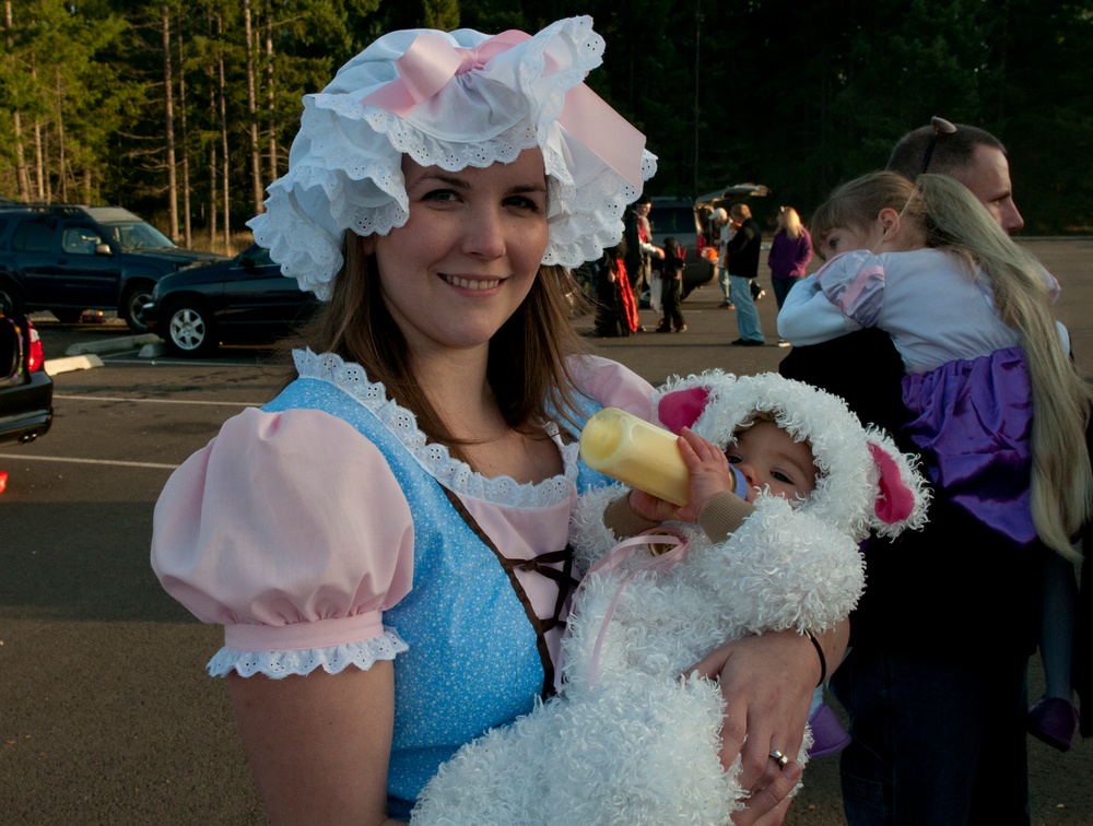 3-2 SBCT soldiers 'Trunk or Treat' for safe family fun