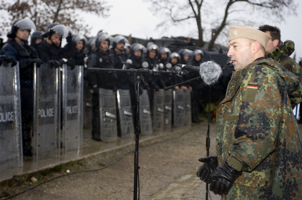 SACEUR visits Headquarters NATO Kosovo Forces