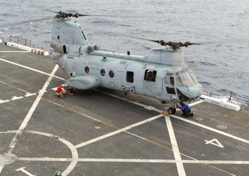 CH-46E Sea Knight lands aboard USS New Orleans