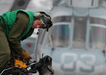 CH-46E Sea Knight lands aboard USS New Orleans