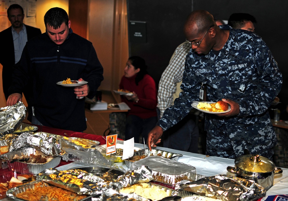 C6F leader helps USO and MWR bring a taste of home to Naples