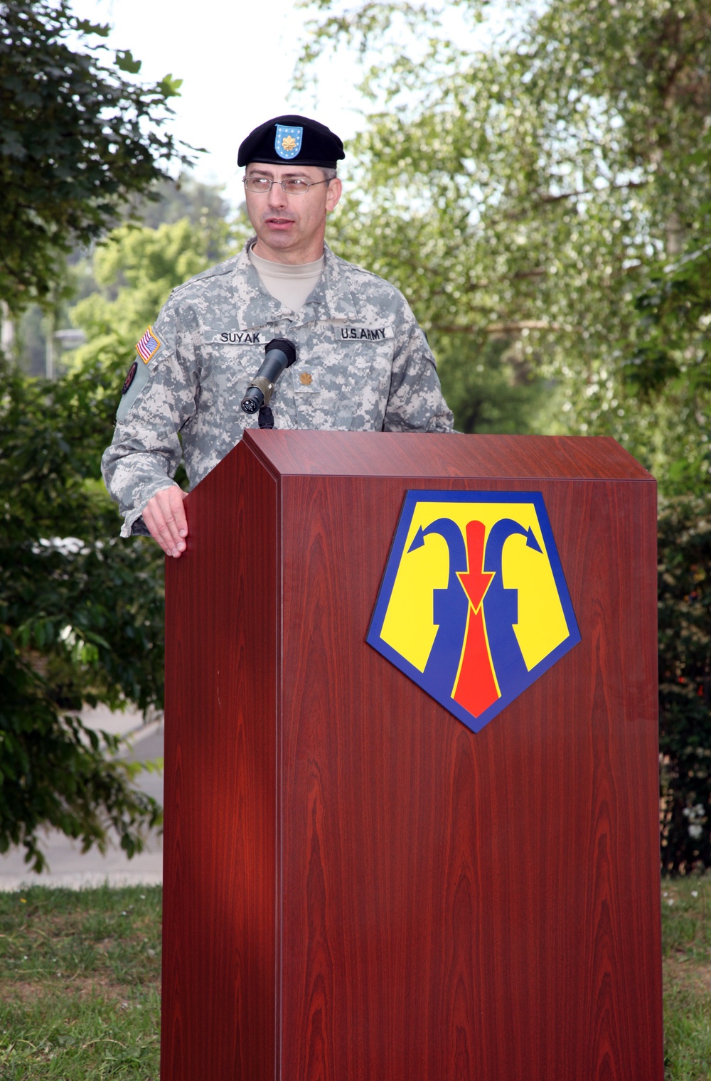 406th Human Resources Company receives a new commander