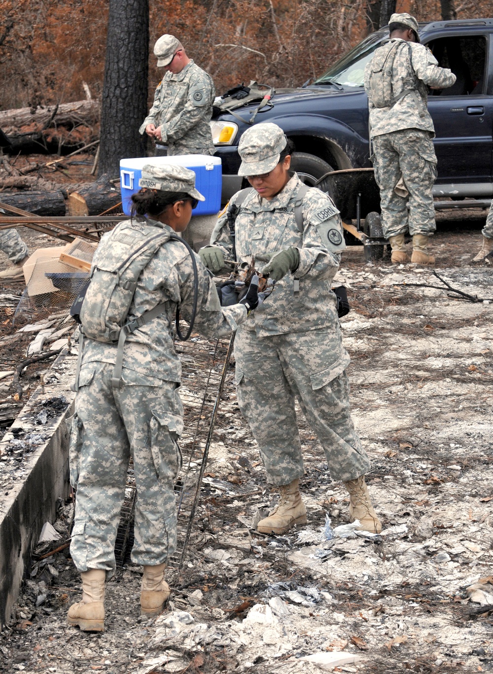 Soldiers help cleanup wildfire debris in Bastrop, TX