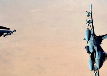 F-16 jets provide top cover in Iraq