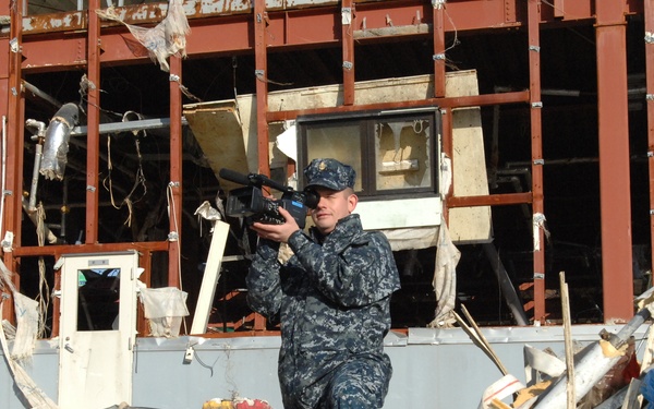 USNS Safeguard depart tsunami-stricken Japanese port
