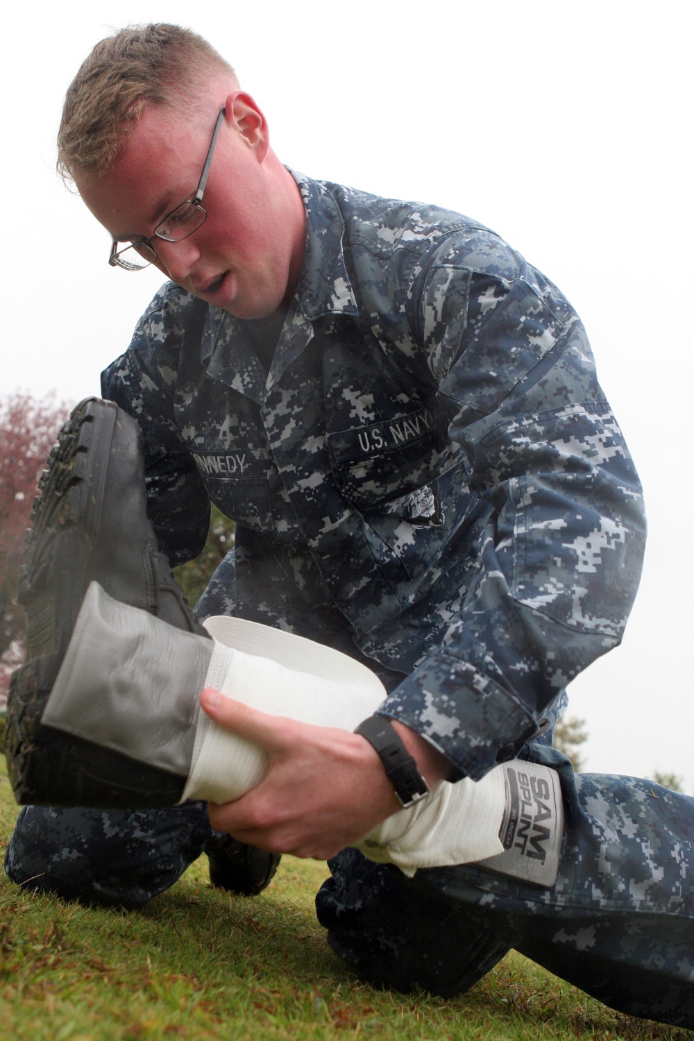 Sailors train in combat medicine
