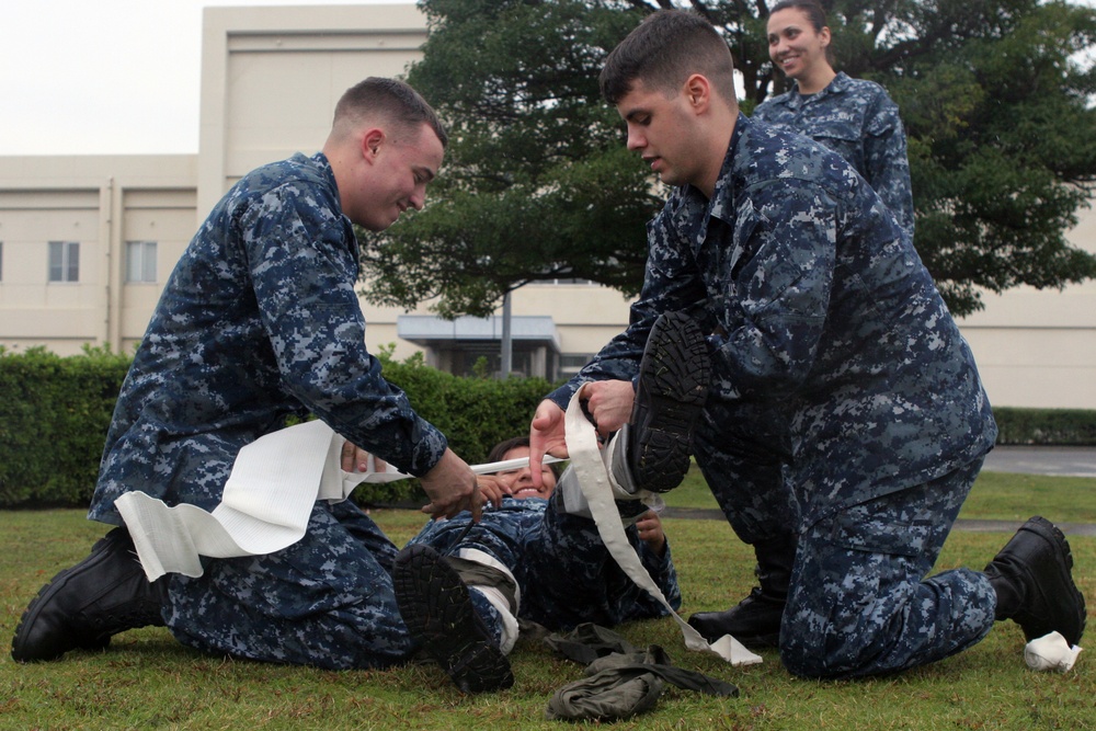 Sailors train in combat medicine