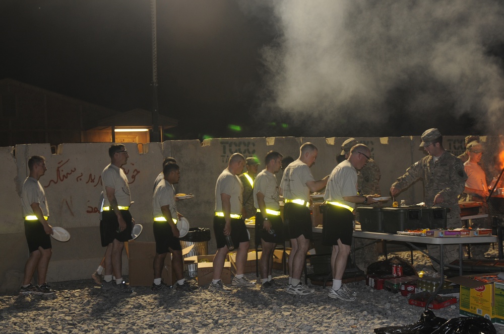 Weapons at the Thanksgiving dinner - how the Army celebrates at war