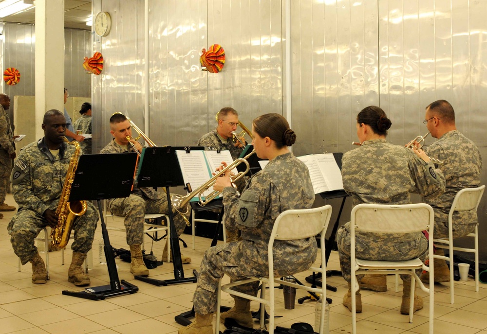 Service members enjoy a Thanksgiving feast, dining facility celebrates the holidays and its last day open
