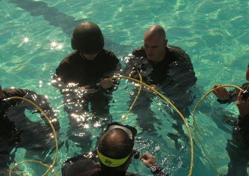 Eleventh Marine Expeditionary Unit first to train in dunked simulator