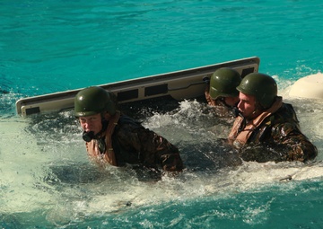 Eleventh Marine Expeditionary Unit first to train in dunked simulator