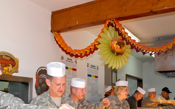 Soldiers share Thanksgiving meal with their soldier family