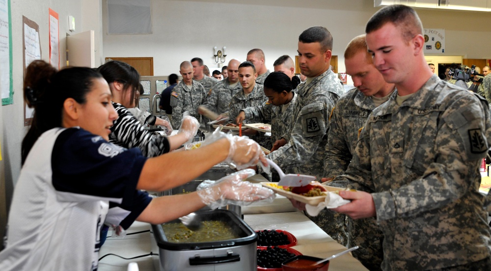Soldiers chow down
