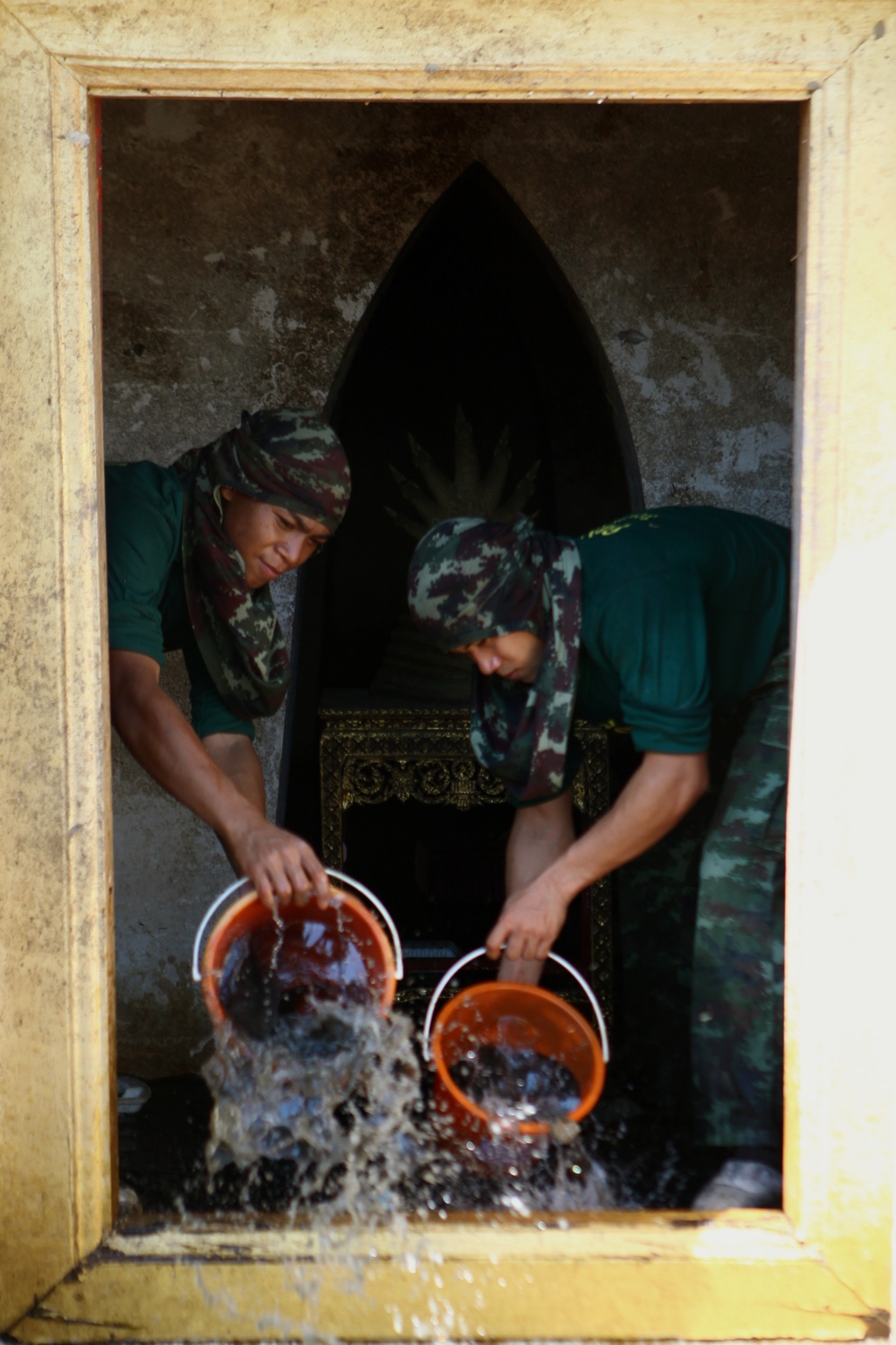 Royal Thai Army, US forces assist flood-damaged communities