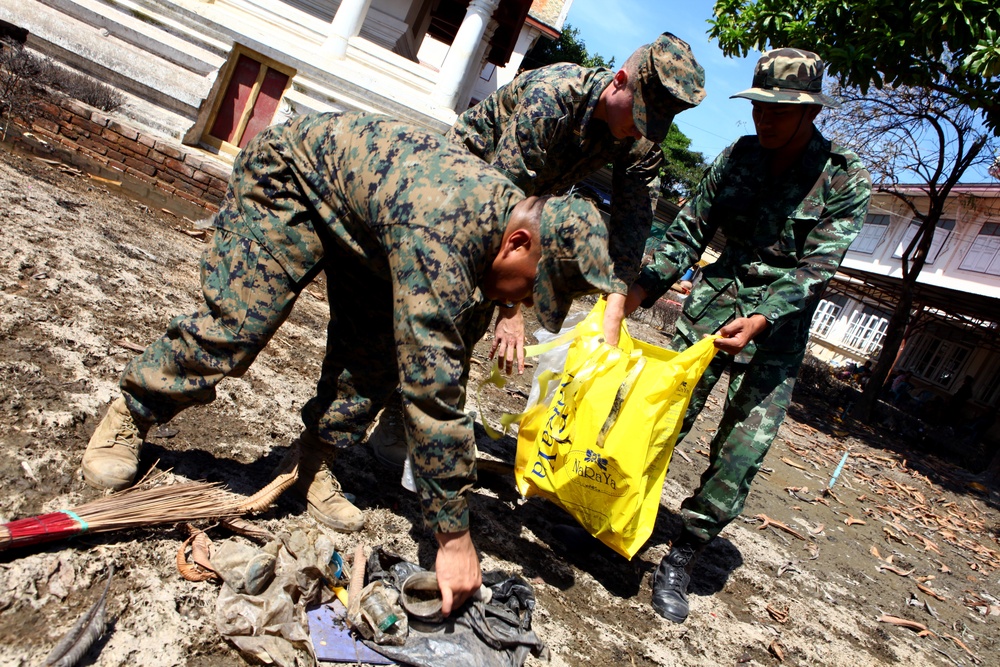 Royal Thai Army, US forces assist flood-damaged communities