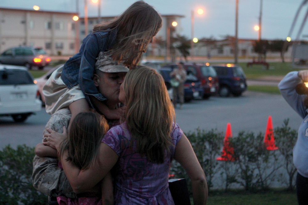 3rd Recon Marines, loved ones reunite