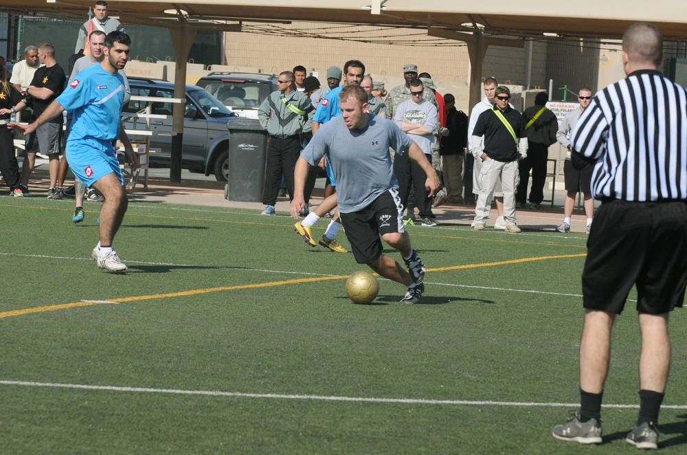 US, Kuwaiti soldiers play in Thanksgiving soccer game