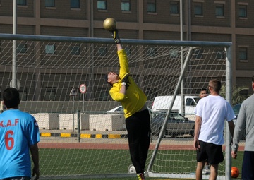 US, Kuwaiti soldiers play in Thanksgiving soccer game
