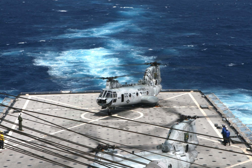 HMM-262 conducts air operations at sea